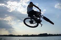 В Екатеринбурге экстремалы будут прыгать в воду на велосипедах под рок-композиции