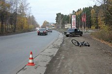 В Екатеринбурге водитель автомобиля сбил велосипедистку. Женщина погибла