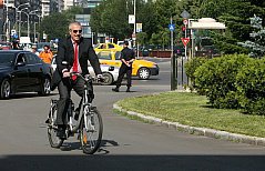 Депутат парламента Грузии ездит на работу на велосипеде