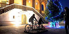 В Италии, чтобы зажечь елку, нужно покрутить педали на велотренажере