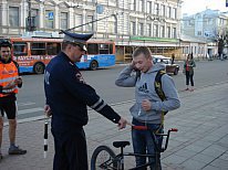 Полицейские отбирают велосипеды у горожан. 