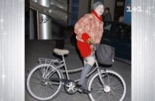 71-летняя дизайнер предпочитает велосипед