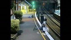 Мужчина упал с велосипеда под поезд