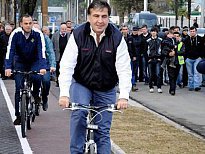 Саакашвили сломал руку во время велосипедной прогулки по Стамбулу