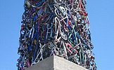 В Северной Калифорнии художники Марк Грив и Илана Спектор построили обелиск 65 футов высотой, 10,000-фунтов весом. Он состоит приблизительно из 340 велосипедов, и одного трехколесного велосипеда. И назвали это чудо "Cyclisk".
